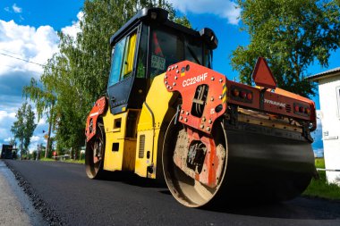 Chelyabinsk Bölgesi, Rusya - Ağustos 2019. Asfalt Tekerlek Operasyonu. Yol tamiri. Asfalt asfalt. Yeni bir asfalt tabakası seriyorum..