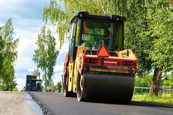 Chelyabinsk Bölgesi, Rusya - Ağustos 2019. Asfalt Tekerlek Operasyonu. Yol tamiri. Asfalt asfalt. Yeni bir asfalt tabakası seriyorum..