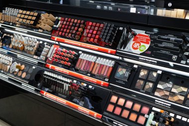 Chelyabinsk Region, Rusya - Ağustos 2019: Güzellik Mağazasında Satılık Kadın Kozmetik Ürünleri. Bir kozmetik mağazasında Raflar