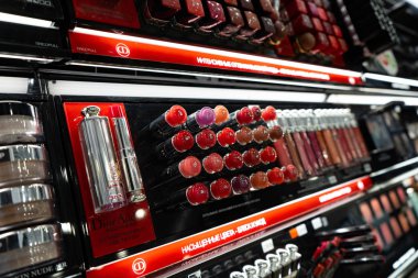 Chelyabinsk Region, Rusya - Ağustos 2019: Güzellik Mağazasında Satılık Kadın Kozmetik Ürünleri. Bir kozmetik mağazasında Raflar