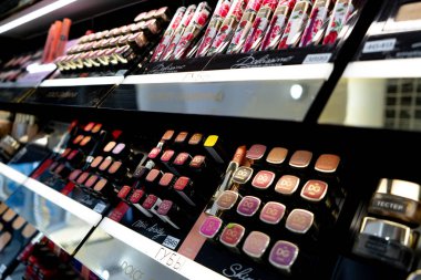 Chelyabinsk Region, Rusya - Ağustos 2019: Güzellik Mağazasında Satılık Kadın Kozmetik Ürünleri. Bir kozmetik mağazasında Raflar