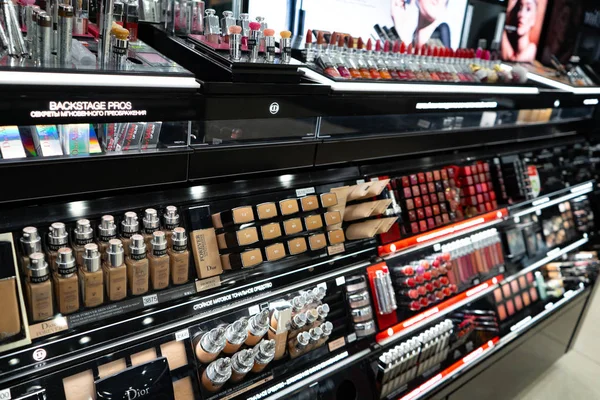 俄罗斯车里雅宾斯克州 - 2019年8月:女性在美容店出售化妆品。化妆品店的货架 — 图库照片