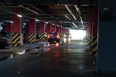 Chelyabinsk Region, Rusya - Ağustos 2019: Alışveriş Merkezi'nin yeraltı otoparkı. Yeraltı otoparkı, endüstriyel iç mekan, otopark yolları