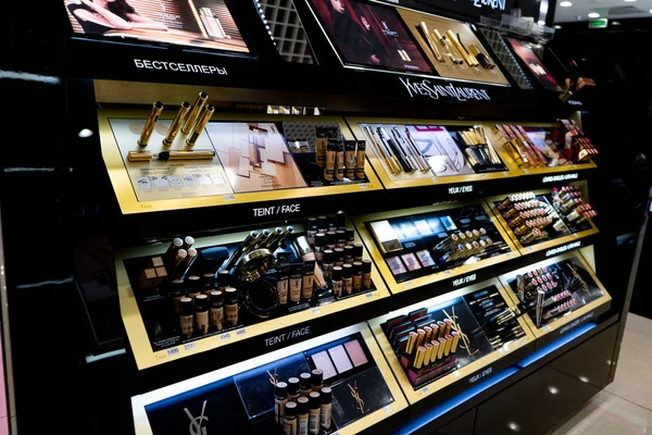 Región de Chelyabinsk, Rusia - Agosto 2019: Productos cosméticos para mujeres en venta en Beauty Shop. Estantes en una tienda de cosméticos — Foto de Stock