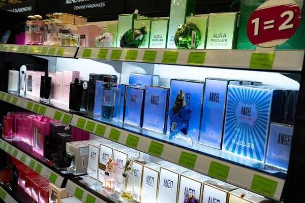 Región de Chelyabinsk, Rusia - agosto de 2019: estantes con productos en una tienda de perfumes . — Foto de Stock