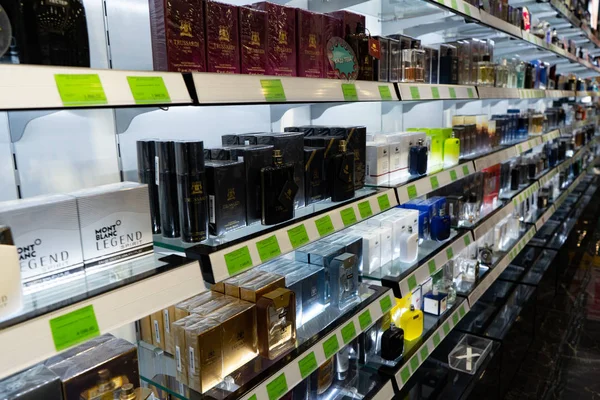 Región de Chelyabinsk, Rusia - agosto de 2019: estantes con productos en una tienda de perfumes . — Foto de Stock