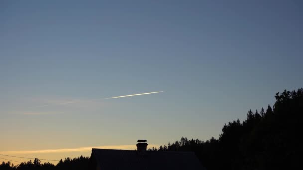 Avión Reacción Cielo Azul Noche Deja Una Marca Corta — Vídeos de Stock