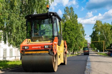 Chelyabinsk Bölgesi, Rusya - Ağustos 2019. Asfalt Tekerlek Operasyonu. Yol tamiri. Asfalt asfalt. Yeni bir asfalt tabakası seriyorum..