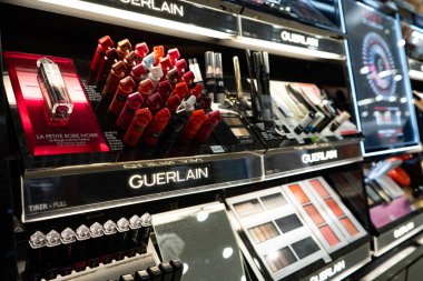 Chelyabinsk Region, Rusya - Ağustos 2019: Güzellik Mağazasında Satılık Kadın Kozmetik Ürünleri. Bir kozmetik mağazasında Raflar