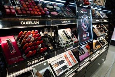 Chelyabinsk Region, Rusya - Ağustos 2019: Güzellik Mağazasında Satılık Kadın Kozmetik Ürünleri. Bir kozmetik mağazasında Raflar