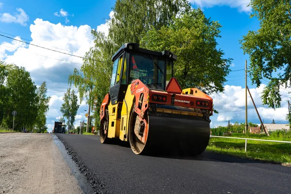 Chelyabinsk Bölgesi, Rusya - Ağustos 2019. Asfalt Tekerlek Operasyonu. Yol tamiri. Asfalt asfalt. Yeni bir asfalt tabakası seriyorum..