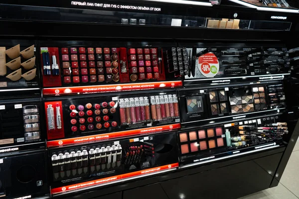 Chelyabinsk Region, Rusya - Ağustos 2019: Güzellik Mağazasında Satılık Kadın Kozmetik Ürünleri. Bir kozmetik mağazasında Raflar