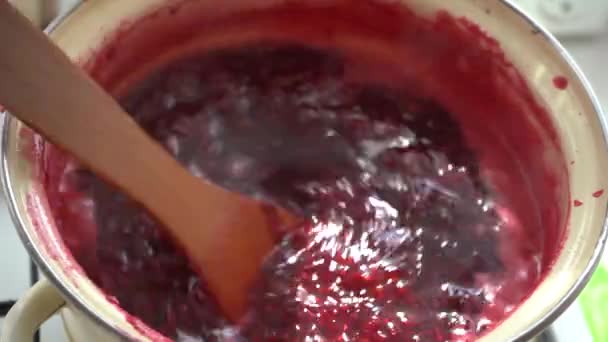라즈베리 요리하고 주걱으로 냄비에 저어줍니다 라즈베리 — 비디오