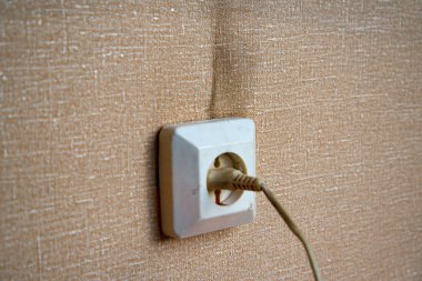 Elektrik prizinin acil ateşleme başlangıcı. Yanan elektrik kabloları ve elektrik prizi. Hatalı kablolama yangına neden olur. Kötü eski kablolama elektrik prizinde yangına neden olur.