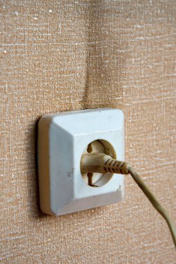 Elektrik prizinin acil ateşleme başlangıcı. Yanan elektrik kabloları ve elektrik prizi. Hatalı kablolama yangına neden olur. Kötü eski kablolama elektrik prizinde yangına neden olur.
