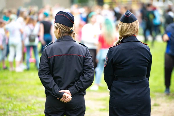 Chelyabinsk Region, Rússia - junho de 2019: policiais do sexo feminino estão observando a aglomeração. Duas mulheres policiais russas não identificadas em uniforme monitoram a observância do Estado de direito durante uma — Fotografia de Stock