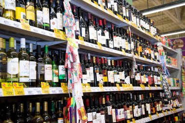 Çelyabinsk bölgesi, Rusya Federasyonu - Ocak 2019: Pyaterochka hipermarket alkollü içeceklerin bir vitrin.