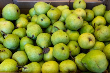 taze meyve, üstünde belgili tanımlık sayaç süpermarkette olgun armut