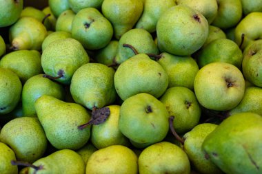 taze meyve, üstünde belgili tanımlık sayaç süpermarkette olgun armut