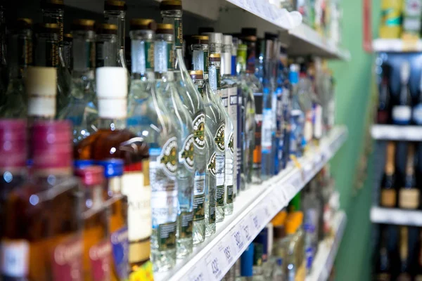 Regio Tsjeljabinsk - januari 2019: Een showcase van alcoholhoudende dranken op de Pyaterochka hypermarkt. — Stockfoto