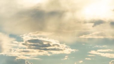 Bulutlar zaman atlamalı ve gökyüzü bulutları. Parlak güneş ışığında yerde bulutların hızlı büyülü hareket.
