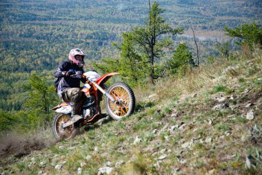 Chelyabinsk Region, Rusya - Eylül 2019. Urallar, Mount Egoza engebeli dağ manzara üzerinde sürme Dağ bisikletçileri