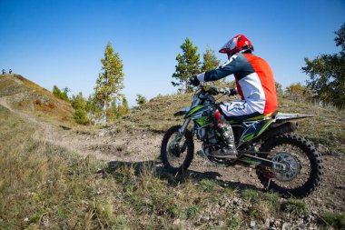 Chelyabinsk Region, Rusya - Eylül 2019. Urallar, Mount Egoza engebeli dağ manzara üzerinde sürme Dağ bisikletçileri
