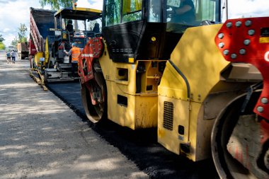 Chelyabinsk Bölgesi, Rusya - Ağustos 2019. Asfalt Tekerlek Operasyonu. Yol tamiri. Asfalt asfalt. Yeni bir asfalt tabakası seriyorum..