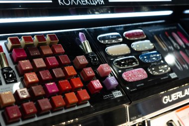 Chelyabinsk Region, Rusya - Ağustos 2019: Güzellik Mağazasında Satılık Kadın Kozmetik Ürünleri. Bir kozmetik mağazasında Raflar