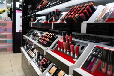 Chelyabinsk Region, Rusya - Ağustos 2019: Güzellik Mağazasında Satılık Kadın Kozmetik Ürünleri. Bir kozmetik mağazasında Raflar