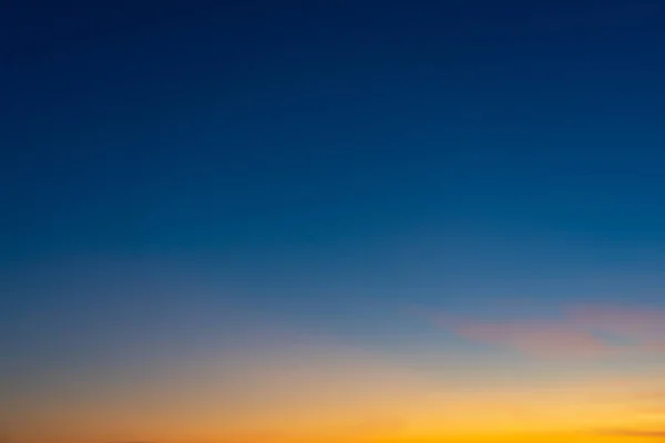Gün batımından sonra bulutsuz, açık renkli gökyüzü.