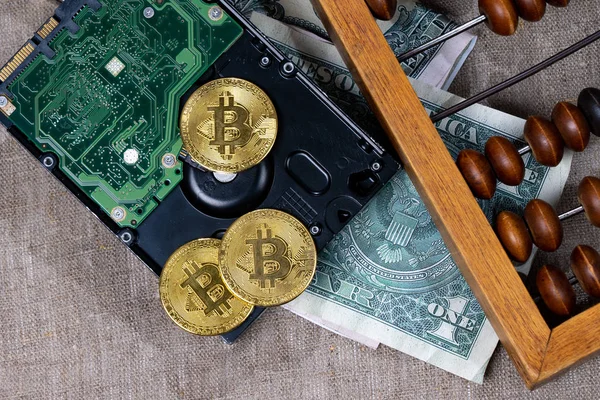 Konsep Bitcoin blockchain cryptocurrency. Bitcoin dalam bentuk koin terletak pada microchip dan dolar di sebelah sempoa. Simbol pendapatan Cryptocurrency . Stok Lukisan  