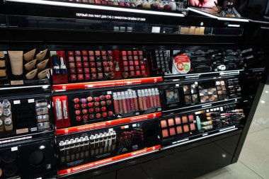 Chelyabinsk Region, Rusya - Ağustos 2019: Güzellik Mağazasında Satılık Kadın Kozmetik Ürünleri. Bir kozmetik mağazasında Raflar