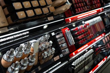 Chelyabinsk Region, Rusya - Ağustos 2019: Güzellik Mağazasında Satılık Kadın Kozmetik Ürünleri. Bir kozmetik mağazasında Raflar