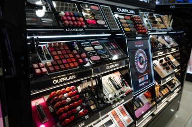 Chelyabinsk Region, Rusya - Ağustos 2019: Güzellik Mağazasında Satılık Kadın Kozmetik Ürünleri. Bir kozmetik mağazasında Raflar