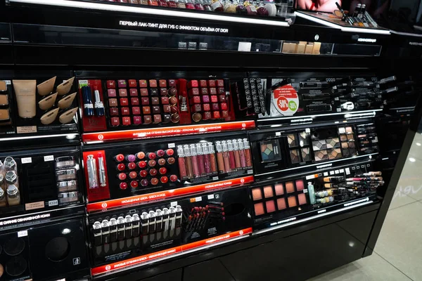 Chelyabinsk Region, Rusya - Ağustos 2019: Güzellik Mağazasında Satılık Kadın Kozmetik Ürünleri. Bir kozmetik mağazasında Raflar