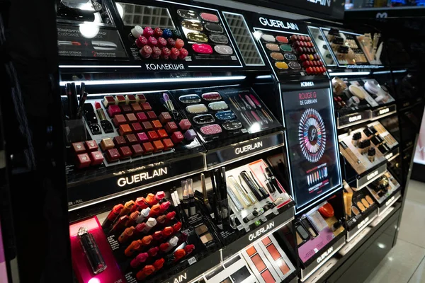 Chelyabinsk Region, Rusya - Ağustos 2019: Güzellik Mağazasında Satılık Kadın Kozmetik Ürünleri. Bir kozmetik mağazasında Raflar