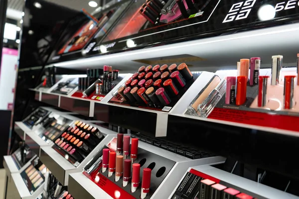 Τσελιάμπινσκ, Ρωσία-2019 Αυγούστου: γυναίκες καλλυντικά προϊόντα προς πώληση στο κατάστημα ομορφιάς. Ράφια σε ένα κατάστημα καλλυντικών — Φωτογραφία Αρχείου