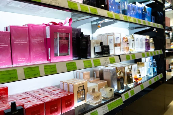 Región de Chelyabinsk, Rusia - agosto de 2019: estantes con productos en una tienda de perfumes . — Foto de Stock