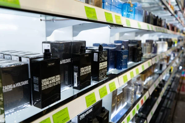 Región de Chelyabinsk, Rusia - agosto de 2019: estantes con productos en una tienda de perfumes . — Foto de Stock