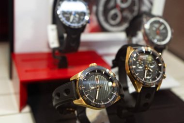 Chelyabinsk Bölgesi, Rusya - Ağustos 2019. Tissot marka saatler. Vitrinde satılık Tissot lüks saatler