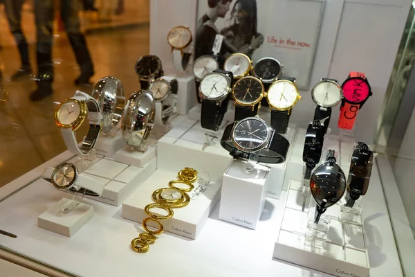 Chelyabinsk Region, Ρωσία - Αύγουστος 2019. Ρολόγια Κάλβιν Κλάιν. Calvin Klein πολυτελή ρολόγια στην βιτρίνα για πώληση. — Φωτογραφία Αρχείου