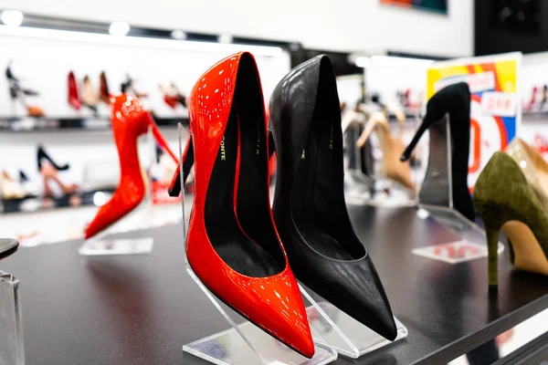 Región de Chelyabinsk, Rusia - agosto 2019. Zapatos rojos de tacón alto. Filas de zapatos de mujer hermosos, elegantes y coloridos en los estantes de las tiendas. Zapatería mujer — Foto de Stock