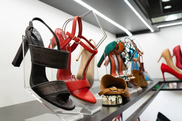 Región de Chelyabinsk, Rusia - agosto 2019. Filas de zapatos de mujer hermosos, elegantes y coloridos en los estantes de las tiendas. Zapatería mujer — Foto de Stock