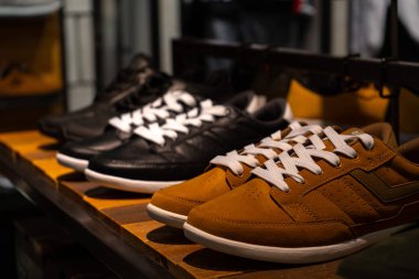 Chelyabinsk Bölgesi, Rusya - Ağustos 2019. Gençlik moda mağazası. Yatay