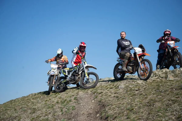 Čeljabinská oblast, Rusko-září 2019. Cyklistové motorkáři jezdíce na rozeklané horské krajině Urals, Hora Egoza — Stock fotografie