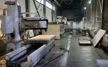 Chelyabinsk Bölgesi, Rusya - Ocak 2019: Chelyabinsk Bölgesi - Ocak 2019: Doğal granit ve mermer işleme tesisi. Doğal ston kesmek ve cilalamak için ekipman ve makineler