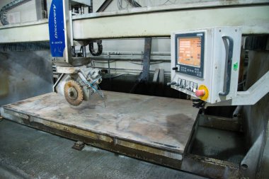 Chelyabinsk Bölgesi, Rusya - Ocak 2019: Chelyabinsk Bölgesi - Ocak 2019: Doğal granit ve mermer işleme tesisi. Doğal ston kesmek ve cilalamak için ekipman ve makineler