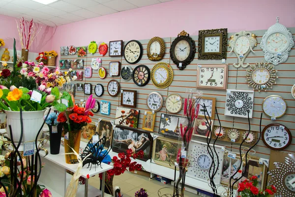 Región de Chelyabinsk, Rusia - Marzo 2019: Tienda local de souvenirs que vende varios productos. Reloj de pared . — Foto de Stock