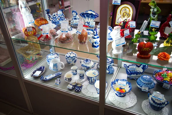 Chelyabinsk, Rosja - marca 2019: Lokalnymi pamiątkami sprzedaży różnych towarów. Ceramiki, fajansu — Zdjęcie stockowe